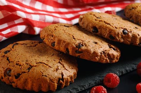 Galletas De Avena Con Chocolate Y Frutos Rojos Foto Premium