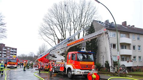 Feuer zerstört Dach eines Mehrfamilienhauses