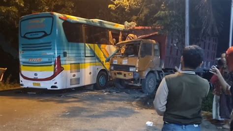 Kecelakaan Maut Bus Rombongan Peziarah Vs Truk Di Jalur Pantura Gresik