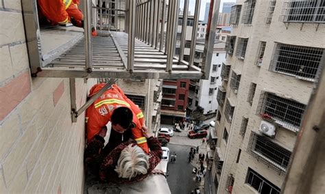 永州八旬老人从7楼坠落5楼雨棚命悬一线，消防员跳出窗抱住 救援 人员 老奶奶