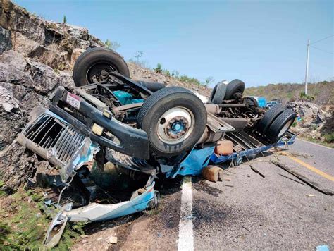 Volcadura en carretera de Oaxaca camión de carga sufre falla mecánica