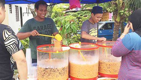 Pelanggan beratur panjang untuk teh ais ‘Dhaka’ | Free Malaysia Today (FMT)