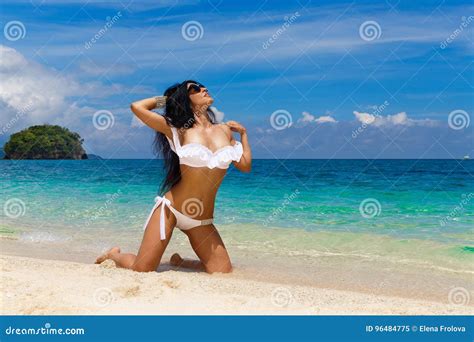 Morenita Joven Hermosa En El Bikini Blanco En Una Playa Tropical S Imagen De Archivo Imagen De