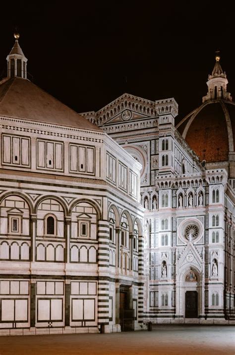 Catedral De Florencia De Santa Maria Del Fiore Por La Noche Foto De