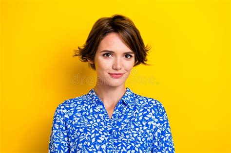 Foto De Una Encantadora Y Adorable Joven Mujer Vestida De Blusa Azul