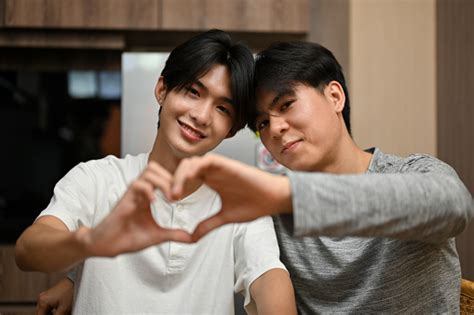 Foto De Um Casal De Gays Adolescentes Asiáticos Fazendo Forma De Coração Com As Mãos Lgbt E Mais