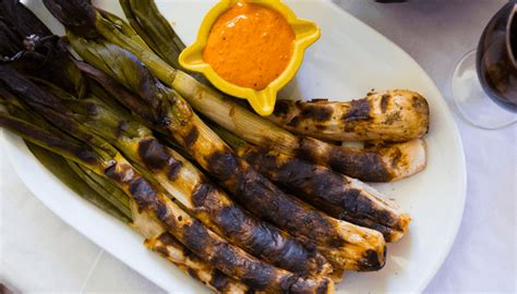 Calçots al horno Receta calçotada con romesco