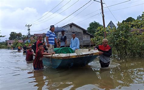 FOTO Terjebak Banjir Warga Bawa Jenazah Pakai Perahu