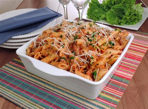 Macarrão à bolonhesa na panela de pressão para um almoço rápido