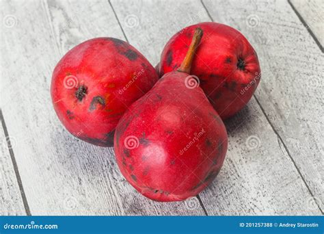 Salto De Pera Vermelha Madura Foto De Stock Imagem De Suculento