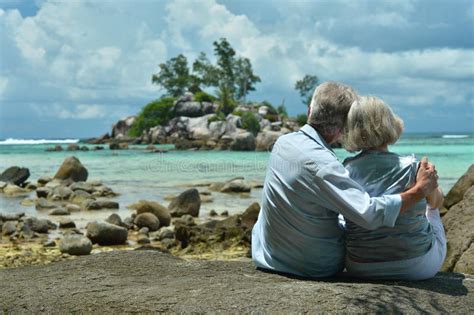 Resto Idoso Dos Pares Na Praia Tropical Foto De Stock Imagem De