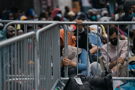 Migrantes Duermen En Las Calles De Nueva York Dejando En Evidencia Un