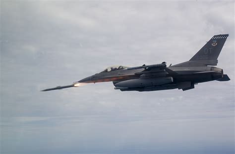 F 16V Fires AIM 120 For First Time Alert 5