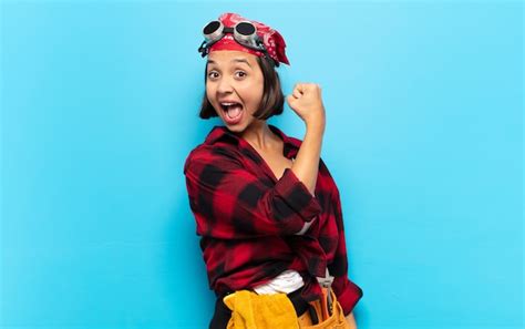 Mujer latina joven que se siente feliz positiva y exitosa motivada cuando enfrenta un desafío