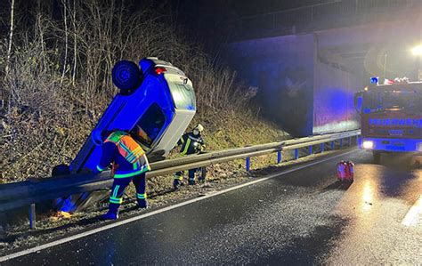 Update Schwerer Unfall auf der B27 Auto steht kopfüber Fotos