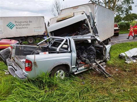 Um Morto E Tr S Feridos Graves Em Colis O Frontal Entre Caminhonete E