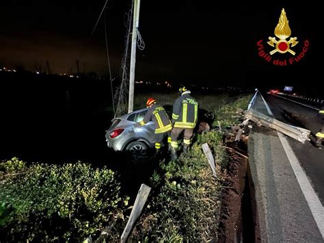 Sfonda Il Guard Rail E Finisce Fuori Strada Incidente Nella Notte Ad