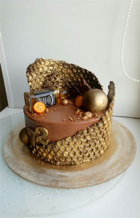 Мужской брутальный торт с бутылкой виски Chocolate Cake Decoration