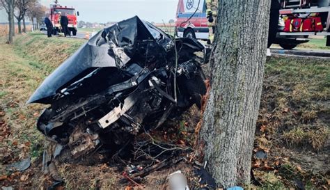 Wypadek Na Wojew Dzkiej Audi Uderzy O W Drzewo Kierowca Jest