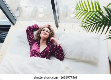 imágenes de Implied nude woman white sheet Imágenes fotos y vectores de stock Shutterstock