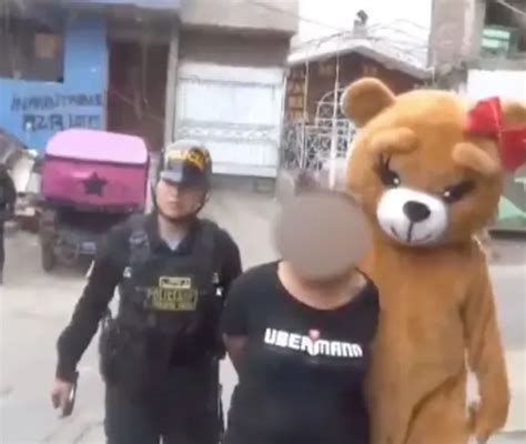 Policía se disfraza de oso gigante en pleno San Valentín para detener a