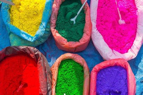 Happy Holi 2022 होली पर किस रंग का ड्रेस आपके लिए होगा लकी जानें राशि