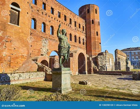 Statue Von Augustus Caesar Bei Porta Palatina Gate Marktplatz Cesare