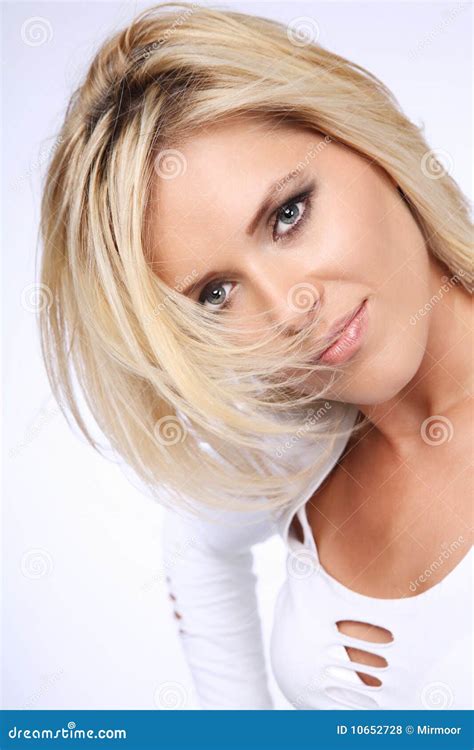 Aantrekkelijke Blonde Vrouw Stock Foto Image Of Schitterend Hoofd 10652728
