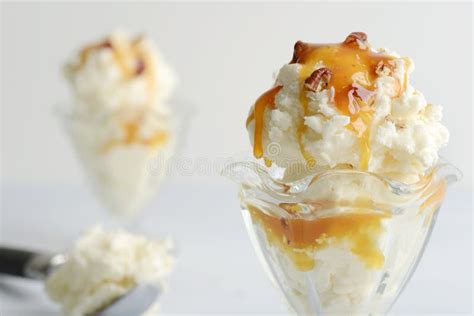 Helado De Vainilla Con Pecans Y Salsa De Caramelo Foto De Archivo