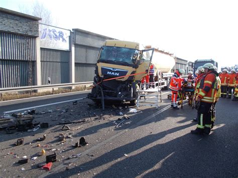 Lkw Unfall Bei Braunschweig Drei Laster Krachen Auf A Zusammen