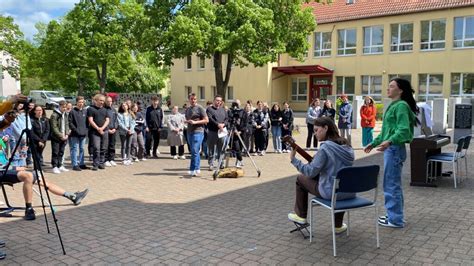 Einweihung der Bank Kein Platz für Rassismus auf dem Schulhof des