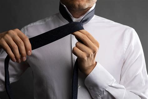 How to Tie a Half Windsor Knot - The Modest Man