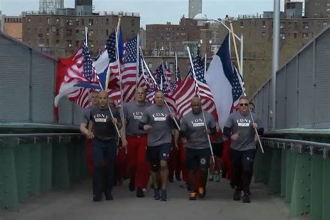 Vid O Notre Dame L Hommage Des Pompiers De New York Leurs