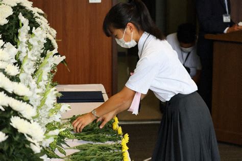 岡山・戦没者追悼式 平和への祈り、つなぐ 遺族らが献花 ／岡山 毎日新聞