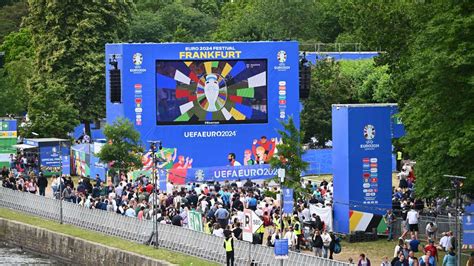 Besucherstands Ampel Zeigt Auslastung Der Fan Zone In Frankfurt