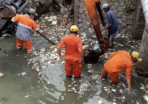 DLH Kabupaten Bekasi Angkut Sampah Dari Bendungan Srengseng Hilir BRTV