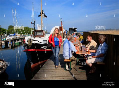 Fischkutter Willi Fotos Und Bildmaterial In Hoher Auflösung Alamy