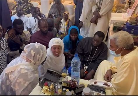 Zeyna Ndour rend visite à Serigne Abdou Karim Mbacké en vidéo