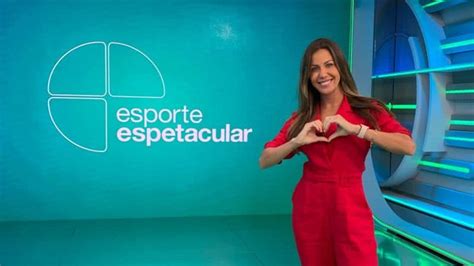 Apresentadora do Esporte Espetacular Bárbara Coelho ostenta corpaço