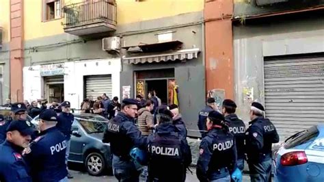 Sparatoria Tra La Folla A Napoli Extracomunitario Ferito Alle Gambe