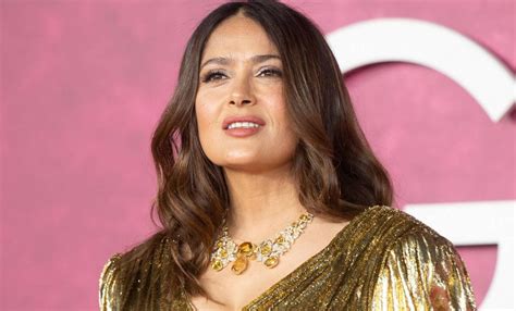 Salma Hayek celebra con sexy bikini rojo sus años