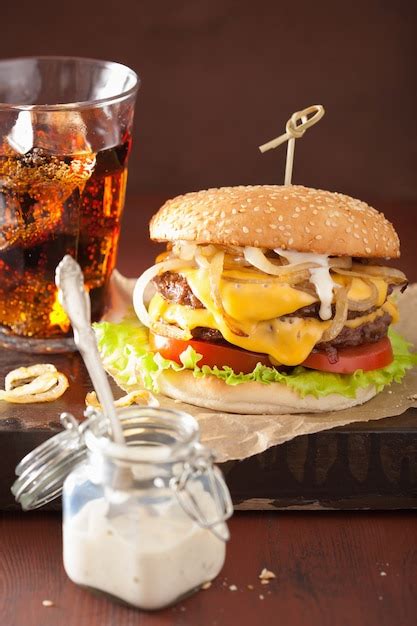 Hamburguesa Doble Con Tomate Y Cebolla Foto Premium