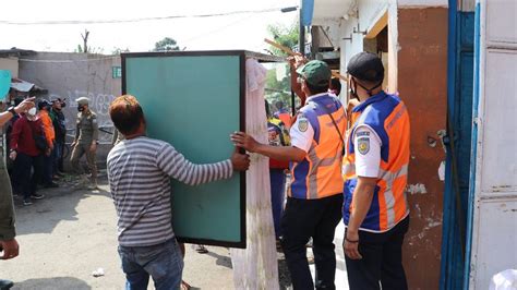 Amankan Aset Negara PT KAI Tertibkan Lahan Di Jalan Anyer Dalam