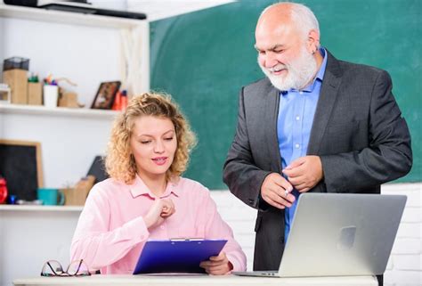 Tâches difficiles Test de connaissances Lycée université université Homme enseignant mature et