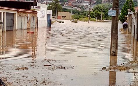 Chuva alaga vias e causa estragos na região de Sorocaba e Jundiaí