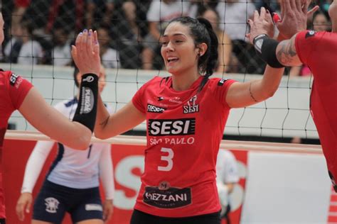 Sesi Bauru renova contrato a levantadora Naiane vôlei Globoesporte