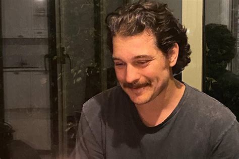 A Atay Ulusoy Biografia Curiosidades E Fotos Do Ator De O Famoso