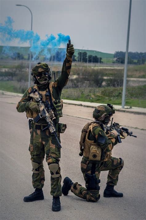 Soldados De Las Fuerzas Especiales Llevan A Cabo Una Operaci N Con