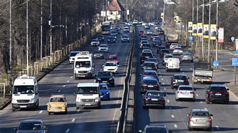 Coloane de mașini pe DN1 și pe Autostrada Soarelui E haos şi în vămi