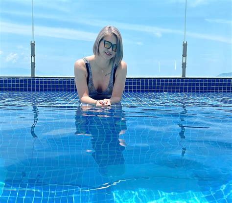 Hoa khôi bóng chuyền Kim Huệ liên tục diện bikini khoe body nóng bỏng
